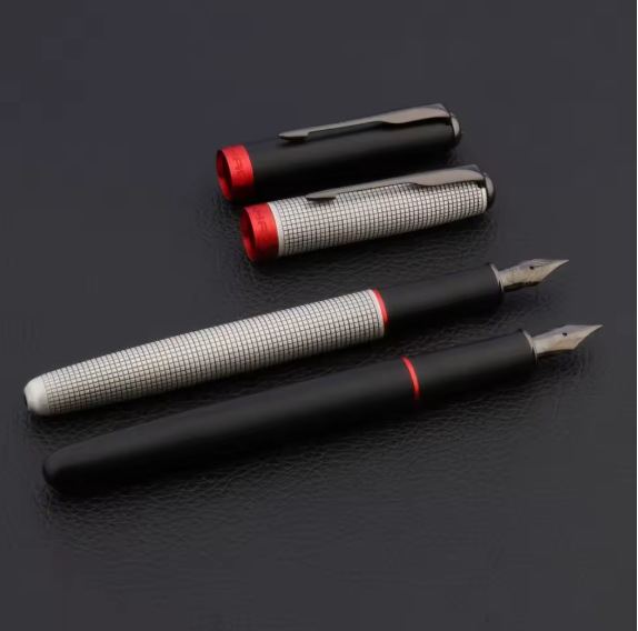 Pluma Estilográfica de Lujo con Diseño Ajedrezado – Punta de Acero Negro, Escritura Elegante y Precisa
